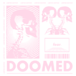 Imagem de arte digital com temática de esqueleto, apresentando um design moderno em tons de rosa. Inclui elementos gráficos como círculos concêntricos, a palavra "DOOMED" em destaque e a palavra "fear" em uma caixa central. Estilo de edição limitada.