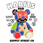 Ursinho colorido com design estilizado, apresentando a frase "HABITS BAD" e "POWER UP!!", da marca Supply Street Co, 2023. O personagem exibe expressões faciais únicas e elementos gráficos vibrantes, simbolizando uma estética moderna e urbana.