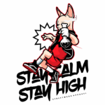 Ilustração de um personagem estilizado, semelhante a um gato, segurando um frasco de laboratório, vestido com roupas de streetwear, com a frase "Stay Calm Stay High" em destaque, representando a cultura urbana e a moda streetwear.