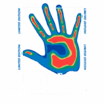 Ilustração colorida de uma mão levantada em um gesto de "high five", com o texto "LIMITED EDITION" e "HIGH FIVE" em destaque. O design é moderno e vibrante, representando uma marca de vestuário streetwear.
