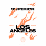 Design gráfico com o texto "SUPERIOR LOS ANGELES", destacando elementos de fogo e uma esfera, representando a marca PREMIUM AUTÊNTICO da divisão internacional.