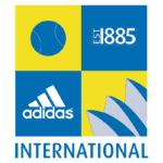 Logo da Adidas com elementos de design coloridos, incluindo uma bola de tênis, o ano de fundação (1885), e a palavra "INTERNATIONAL".