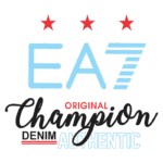 Logotipo da marca EA7, destacando a expressão "Champion Denim Authentic" com estrelas vermelhas ao topo, enfatizando estilo e autenticidade em moda denim.