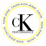 Logotipo da Calvin Klein Jeans, destacando as letras "cK" e a palavra "PERFORMANCE", em um design circular com um toque moderno. Ideal para representar a marca e suas coleções de moda.