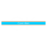 Logotipo da marca Calvin Klein com as iniciais "CK" em destaque, acompanhado por uma faixa azul e laranja, representando a estética moderna e minimalista da grife.