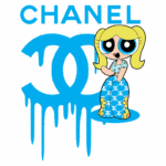 Imagem de uma personagem estilizada, inspirada nas Powerpuff Girls, usando um traje colorido e estampado com a marca Chanel, com o logotipo da marca em fundo azul e detalhes gráficos de tinta escorrendo.