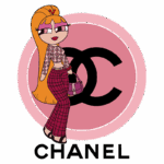 Ilustração de uma personagem estilizada com cabelo longo e laranja, usando uma blusa estampada e calças xadrez, segurando uma bolsa. O fundo apresenta o logo da marca Chanel em preto, com um círculo rosa ao redor.