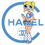 Personagem estilizada com cabelo loiro e outfit inspirado na marca Chanel, com blusa e shorts estampados. Fundo com logo da Chanel. Ideal para temas de moda e cultura pop.