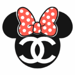 Ilustração de uma cabeça de rato estilizada com orelhas grandes e laço vermelho com bolinhas brancas, apresentando o logotipo da Chanel em destaque na parte inferior. Esta imagem combina elementos icônicos da Disney e da moda, atraindo amantes da cultura pop e do design.