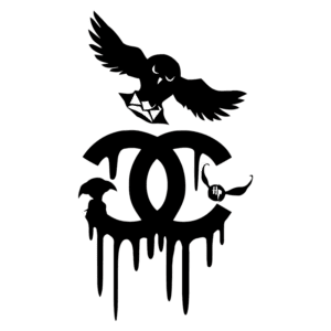 Logotipo estilizado inspirado na marca Chanel, complementado por elementos como um pássaro, cartas e símbolos que remetem à cultura pop. A arte apresenta um design urbano com detalhes dripping, refletindo uma fusão entre moda e expressão artística.