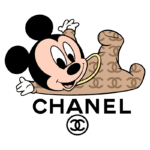 Mickey Mouse vestido com uma roupa estampada em logo da Chanel, exibe um sorriso ao lado do nome da marca, simbolizando a fusão entre moda e cultura pop.