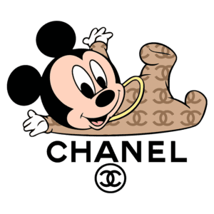 Mickey Mouse vestido com uma roupa estampada em logo da Chanel, exibe um sorriso ao lado do nome da marca, simbolizando a fusão entre moda e cultura pop.