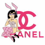 Personagem animado feminina com orelhas de coelho, vestindo um traje estampado com o logotipo da Chanel, sentada com uma expressão confiante em frente ao logotipo grande em rosa da marca Chanel.
