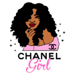 Ilustração de uma mulher com cabelo cacheado, usando uma blusa rosa com o logotipo da Chanel, refletindo estilo e sofisticação. Abaixo, está escrito "CHANEL Girl" em letras destacadas, transmitindo uma vibe moderna e elegante.