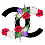 Logotipo da marca Chanel em estilo floral, com flores vermelhas, brancas e violetas envolvendo as letras.