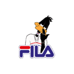 Ilustração de um personagem animado estilo urbano com vestimenta da marca Fila, fazendo um gesto de "calma" com a mão. O logo da Fila está presente abaixo do personagem, destacando a colaboração entre cultura pop e moda esportiva.