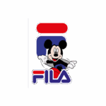 Imagem do personagem Mickey Mouse ao lado do logotipo da marca Fila, em cores vibrantes, destacando a colaboração entre a Disney e a Fila para produtos de moda e calçados.