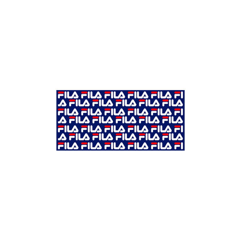 Logotipo da marca Fila em padrão repetido com letras brancas, vermelhas e azuis sobre fundo azul. Ideal para identificação em produtos e merchandising da marca.