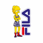 Imagem de personagem estilo Simpsons vestindo um vestido estampado da marca Fila, com botas vermelhas, em uma pose confiante ao lado do logotipo da Fila.