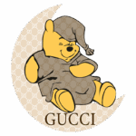 Ursinho sonolento vestido com pijama, em um fundo com padrão Gucci, exibindo um sorriso alegre. Logotipo "GUCCI" em destaque na parte inferior.
