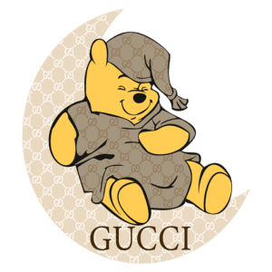 Ursinho sonolento vestido com pijama, em um fundo com padrão Gucci, exibindo um sorriso alegre. Logotipo "GUCCI" em destaque na parte inferior.