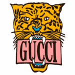 Logotipo da Gucci com a imagem de um leopardo, destacando sua cabeça e mostrando a marca "GUCCI" em letras grandes em uma faixa rosa.