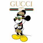 Mickey Mouse estilizado com roupas da Gucci, incluindo boné, óculos escuros e tênis amarelos, posando de forma descontraída. O logo da Gucci está em destaque acima da figura.