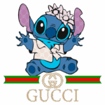 Imagem de Stitch, personagem da Disney, usando uma camisa hawaiana e com flores na cabeça, posando alegremente. O fundo apresenta o logotipo da Gucci, destacando uma colaboração entre a marca de moda e o personagem.