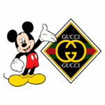 Mickey Mouse sorridente ao lado do logo da Gucci, destacando a fusão de cultura pop com moda de luxo.