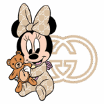 Minnie Mouse vestindo uma roupinha com estampa da Gucci, segurando um ursinho de pelúcia. O fundo apresenta o logo da Gucci em estilo minimalista.