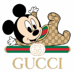 Mickey Mouse vestido com estampa da Gucci, deitado com um sorriso, ao lado do logotipo da marca.