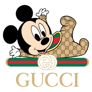 Mickey Mouse vestido com estampa da Gucci, deitado com um sorriso, ao lado do logotipo da marca.