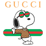 Imagem de Snoopy vestido com um suéter de design Gucci, usando óculos de sol com as cores da marca. O fundo apresenta o logotipo da Gucci em destaque.