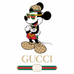 Mickey Mouse estilizado com roupas da Gucci, usando óculos de sol e chapéu, com um fundo que destaca o logotipo da marca. Ideal para conteúdo relacionado a moda e cultura pop.