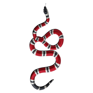 Ilustração de uma cobra vermelha com listras brancas e pretas, acompanhada do logo da marca Gucci em destaque.