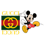 Imagem de Mickey Mouse segurando o logotipo da Gucci, que apresenta as clássicas iniciais entrelaçadas e as cores verde e vermelho, simbolizando uma fusão entre moda de luxo e cultura pop.