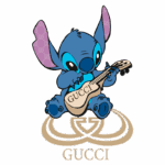 Imagem de Stitch, personagem da Disney, tocando um instrumento musical com a marca Gucci destacada. O fundo apresenta o logotipo da Gucci. Ideal para conteúdos relacionados à moda e cultura pop.