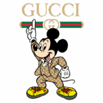 Mickey Mouse vestido com um terno estampado da Gucci, fazendo um gesto de celebração, com tênis coloridos e o logotipo da Gucci ao fundo.