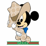 Mickey Mouse vestido com um chapéu estilizado, exibindo o logotipo da Gucci, com um lenço azul ao redor do pescoço, em estilo divertido e icônico.