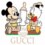 Mickey Mouse e Donald Duck em trajes com estampa da Gucci, segurando um mamadeira, com fundo nas cores da marca.