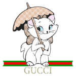 Ilustração de um gato branco segurando um guarda-chuva com o padrão da Gucci, com o logotipo da marca em letras douradas abaixo e listras verde e vermelha.