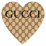 Coração estilizado com o logotipo da Gucci em destaque, em meio a um padrão repetido com a letra 'G' em fundo bege. Ideal para identificar o amor pela marca de luxo.