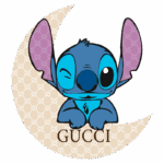 Ilustração de Stitch, personagem da Disney, sorrindo e piscando, em um fundo com o padrão icônico da Gucci e a palavra "GUCCI" em destaque.
