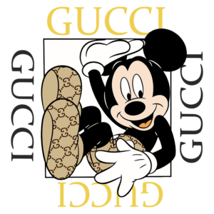 Imagem de Mickey Mouse estilizado com elementos da marca Gucci, incluindo o logotipo repetido em fundo claro. Mickey está usando sapatos com o monograma da Gucci e fazendo um gesto amigável. Ideal para ilustrar colaborações de moda e cultura pop.