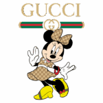 Imagem de Minnie Mouse vestindo um vestido estilizado com o padrão da Gucci, segurando um bracelete, enquanto posa com uma expressão alegre. O logotipo da Gucci está localizado acima da personagem.