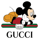 Imagem de Mickey Mouse apoiado com o rosto na mão, usando um macacão vermelho e sapatos laranja, ao lado do logotipo da Gucci em verde, vermelho e o famoso símbolo da marca.
