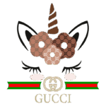 Logotipo ilustrativo inspirado na Gucci, apresentando um unicórnio com uma cabeça decorada por rosquinhas emprestadas do padrão da marca, olhos fechados e uma fita verde e vermelha abaixo.