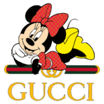 Imagem de Minnie Mouse estilizada com a marca Gucci, usando um vestido vermelho com estampa da marca e um laço na cabeça, deitada sobre uma barra decorativa com as cores da Gucci e o logotipo, representando a fusão entre moda e cultura pop.