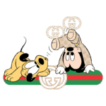 Mickey Mouse e seu cachorro Pluto brincando juntos, ambos com elementos da marca Gucci, incluindo o logo em fundo colorido vermelho e verde.