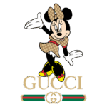 Minnie Mouse vestida com estampa da Gucci, posando alegremente em frente ao logotipo da marca, destacando a fusão de moda e cultura pop.